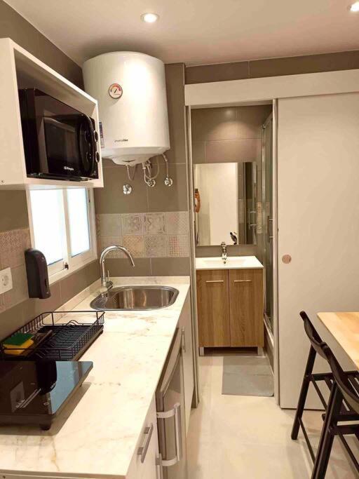 Estudios Hl Frente Al Metro Barcelona-Aeropuerto L'Hospitalet de Llobregat Bagian luar foto
