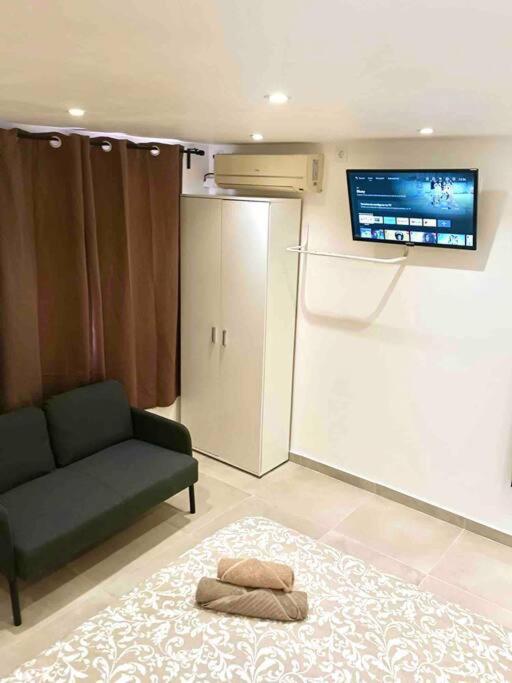 Estudios Hl Frente Al Metro Barcelona-Aeropuerto L'Hospitalet de Llobregat Bagian luar foto