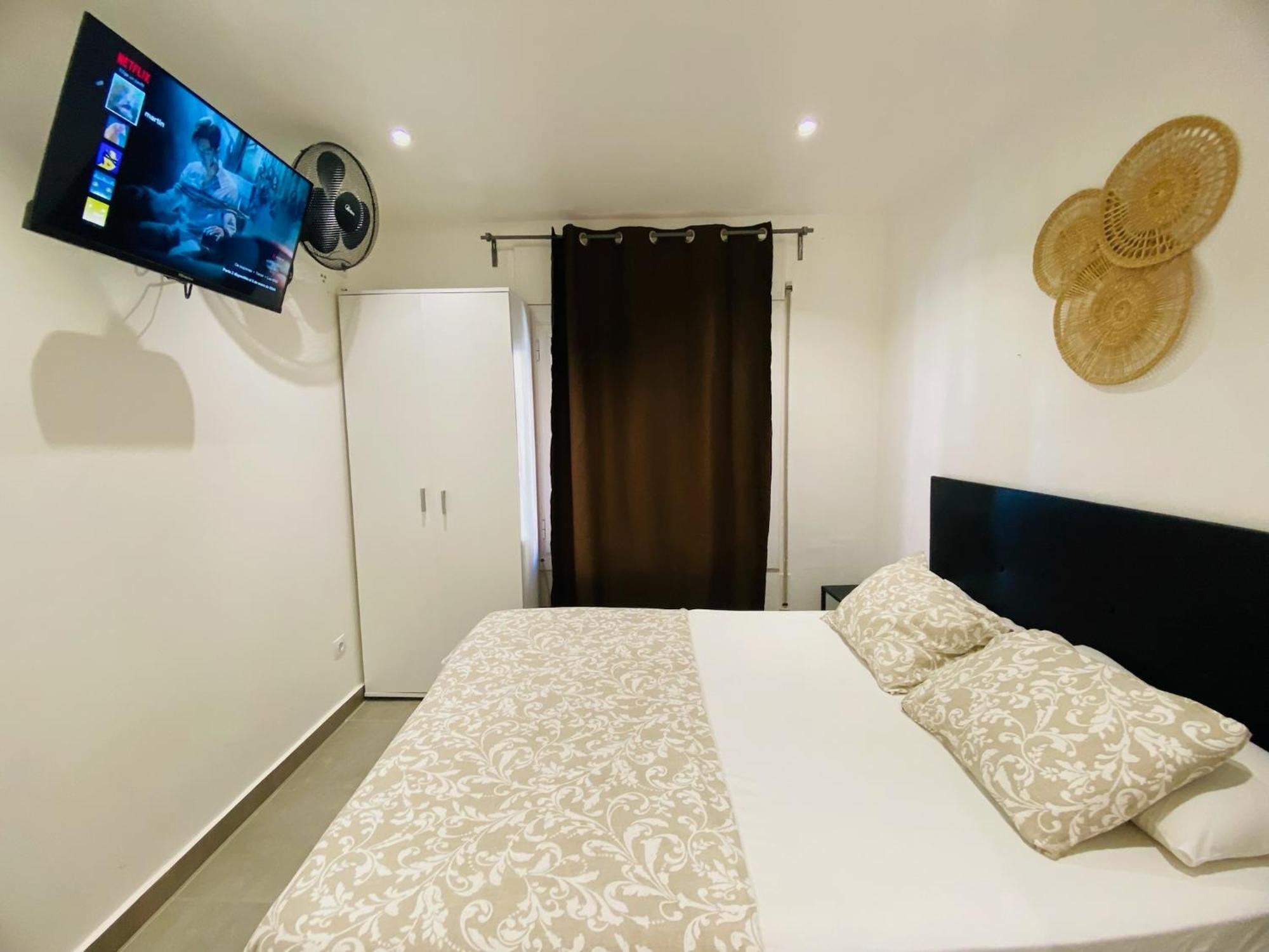 Estudios Hl Frente Al Metro Barcelona-Aeropuerto L'Hospitalet de Llobregat Bagian luar foto