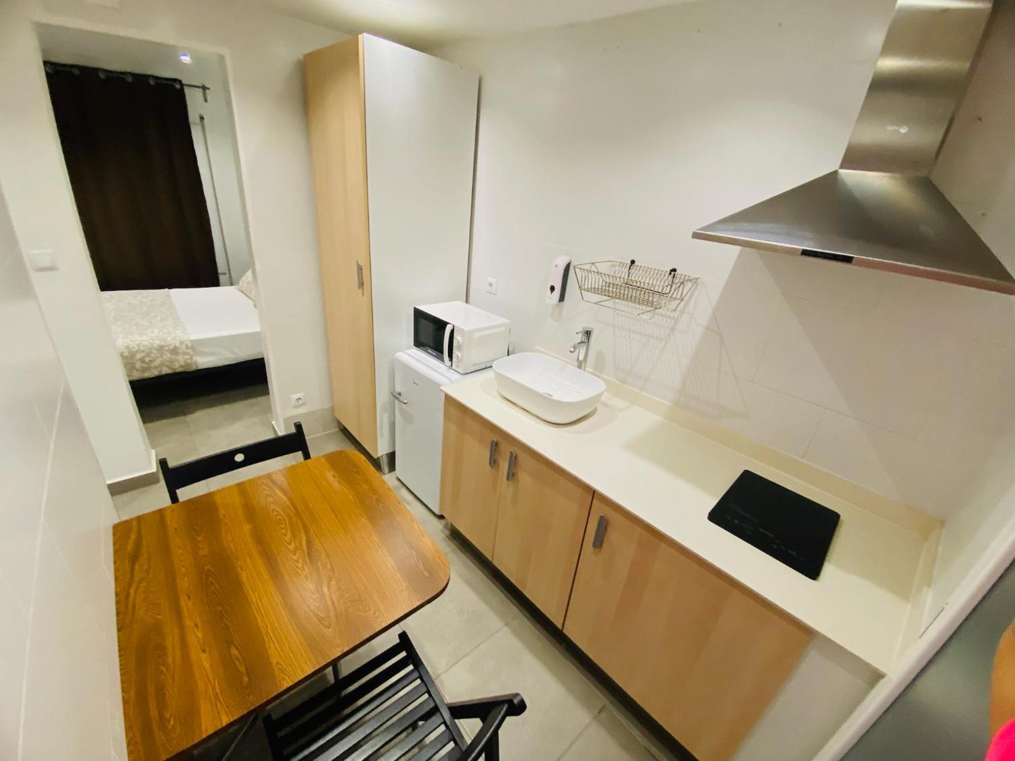 Estudios Hl Frente Al Metro Barcelona-Aeropuerto L'Hospitalet de Llobregat Bagian luar foto