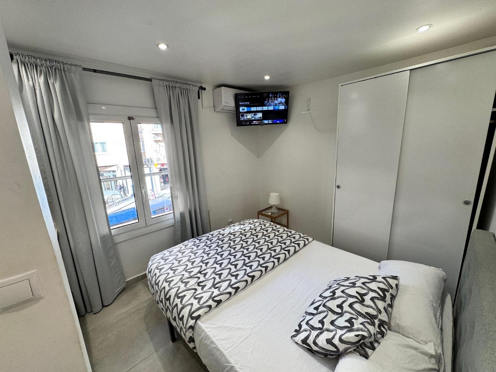 Estudios Hl Frente Al Metro Barcelona-Aeropuerto L'Hospitalet de Llobregat Bagian luar foto